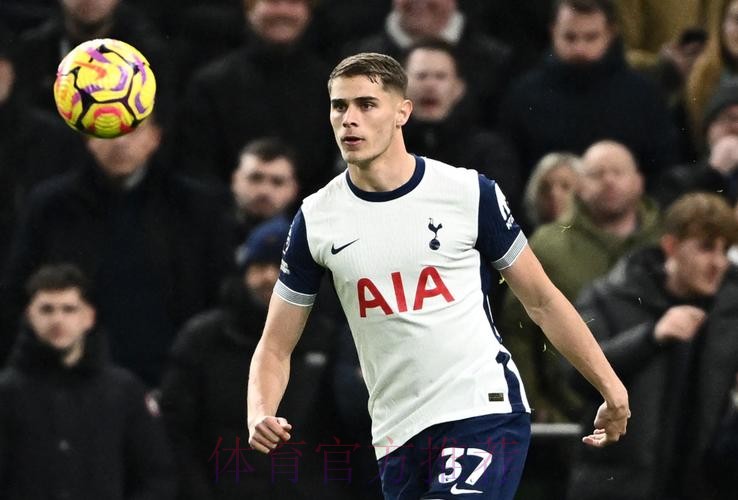 西媒:皇马关注范德文和卢克巴 但球员转会费太贵 西媒:皇马关注范德文和卢克巴 但球员转会费太贵